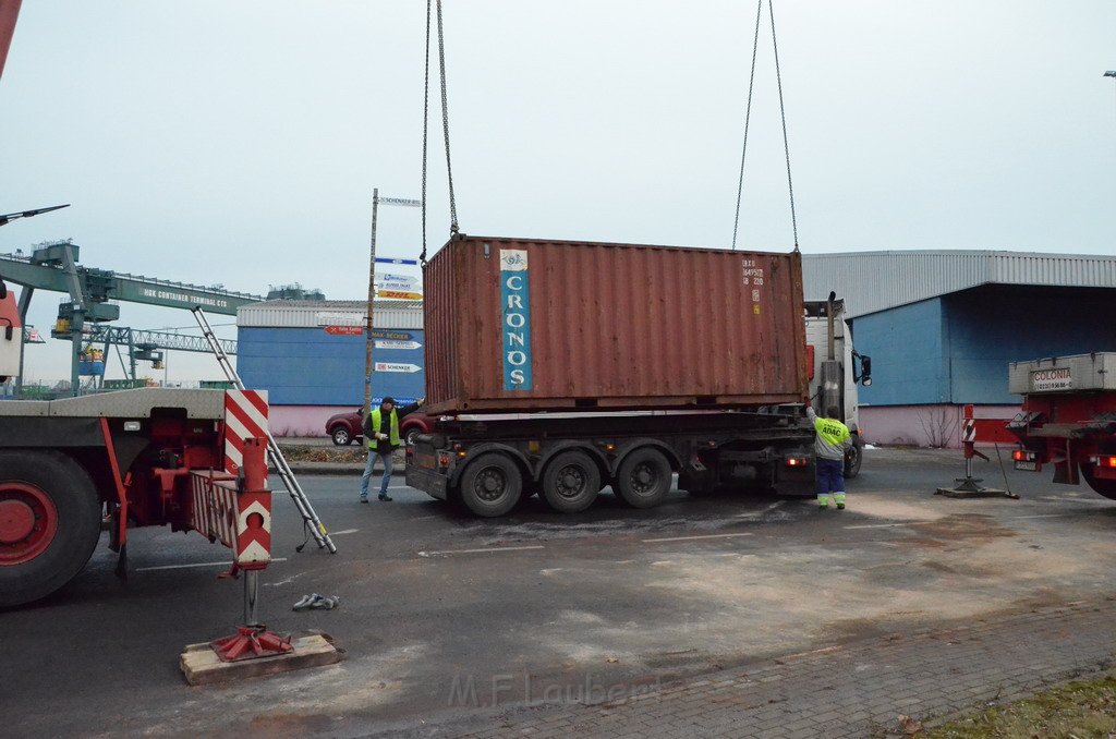 LKW umgestuerzt Niehler Hafen P299.JPG